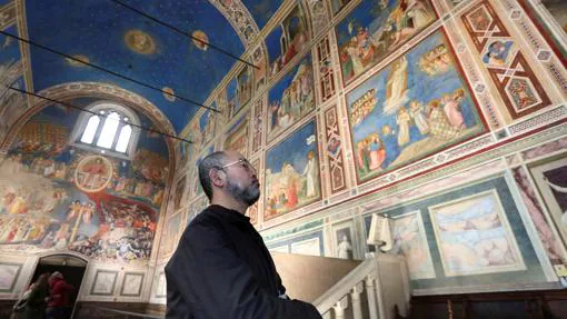 Visitantes de la Capilla de Los Scrovegni contemplan los frescos de Giotto