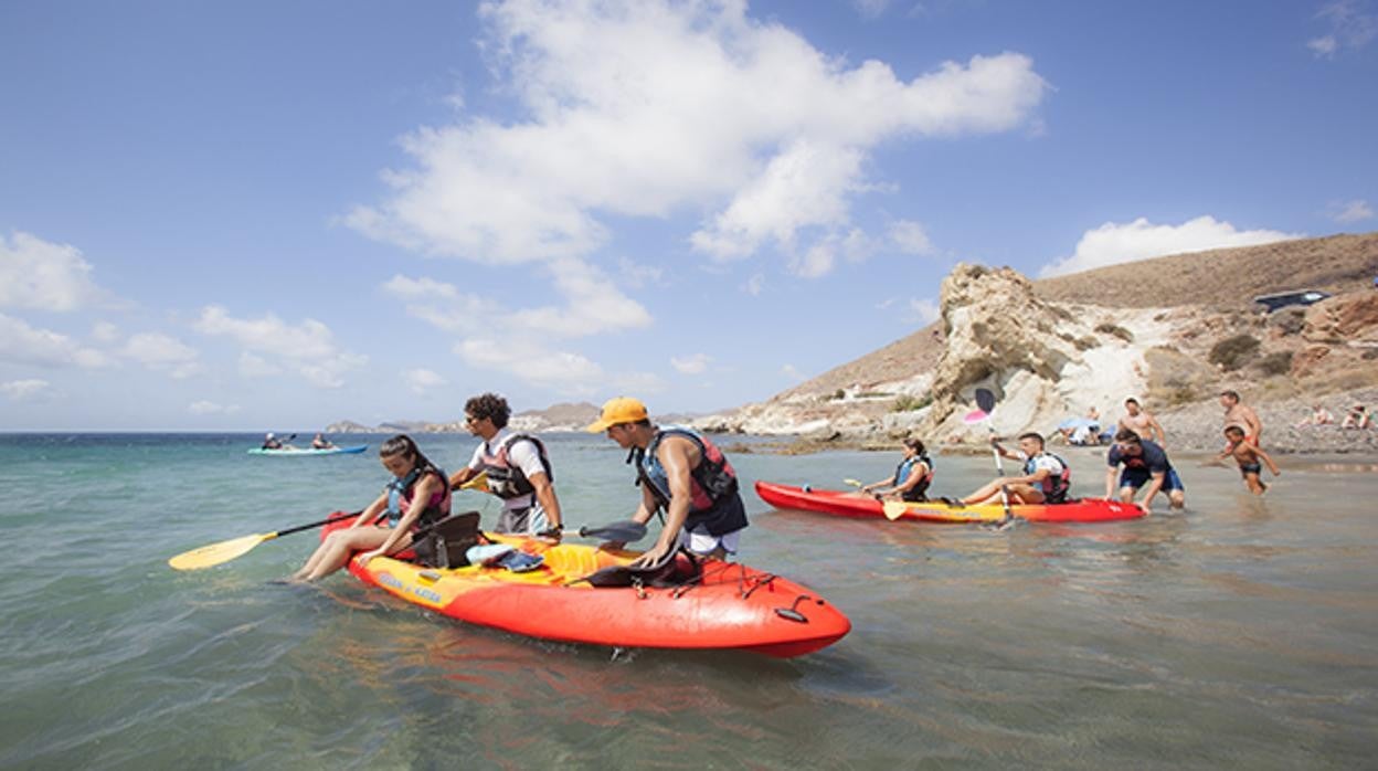 Practicar deportes acuáticos es uno de los planes para divertirte con los más pequeños este verano en Andalucía