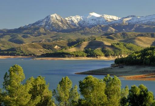 Imagen del embalse de los Bermejales con Sierra Nevada al fondo