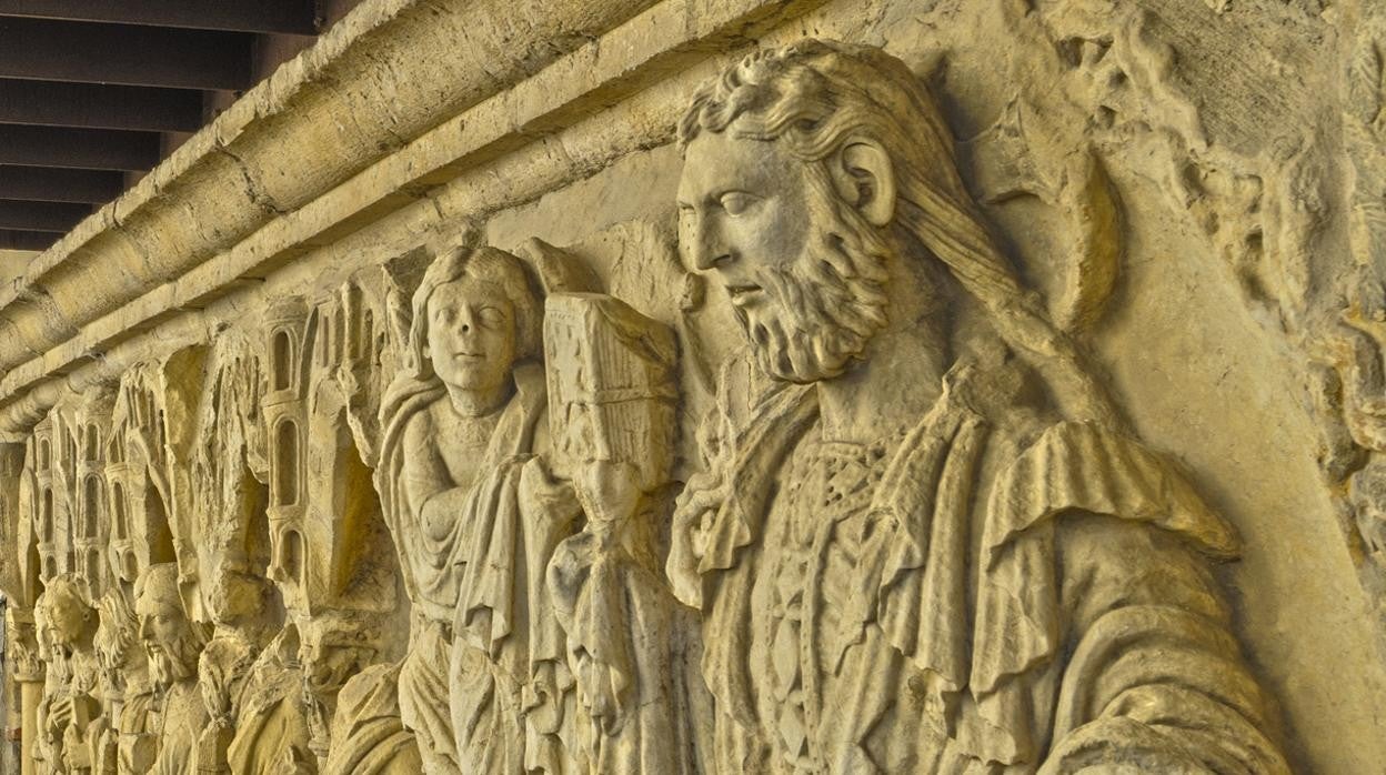 Detalle del Pantocrátor de la iglesia de Santiago, en Carrión de los Condes