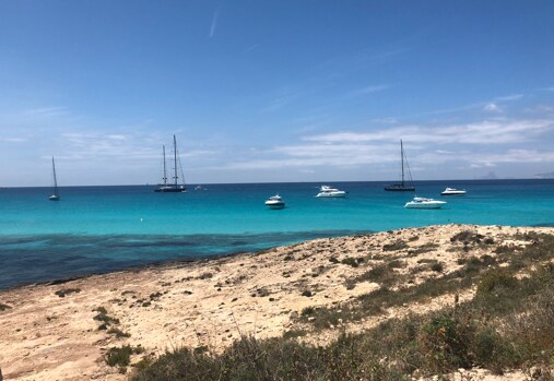 Imagen de yates en las playas de Formentera