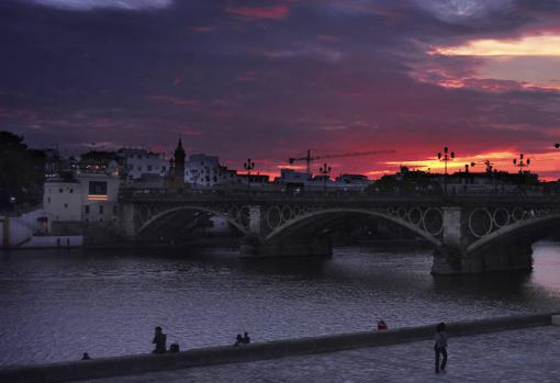 Atardecer con las vistas del Puente de Triana