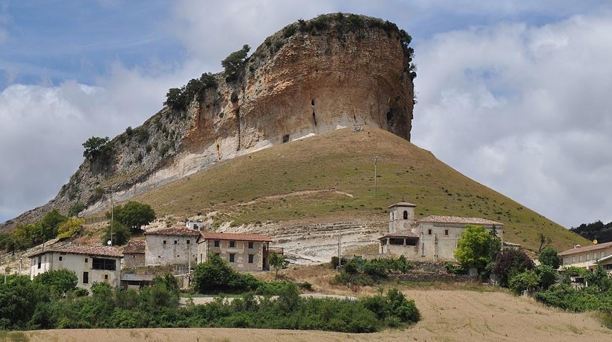 La Peña Colorada donde está la ermita de San Pantaleón de Losa, y a los pies, el puebo del mismo nombre