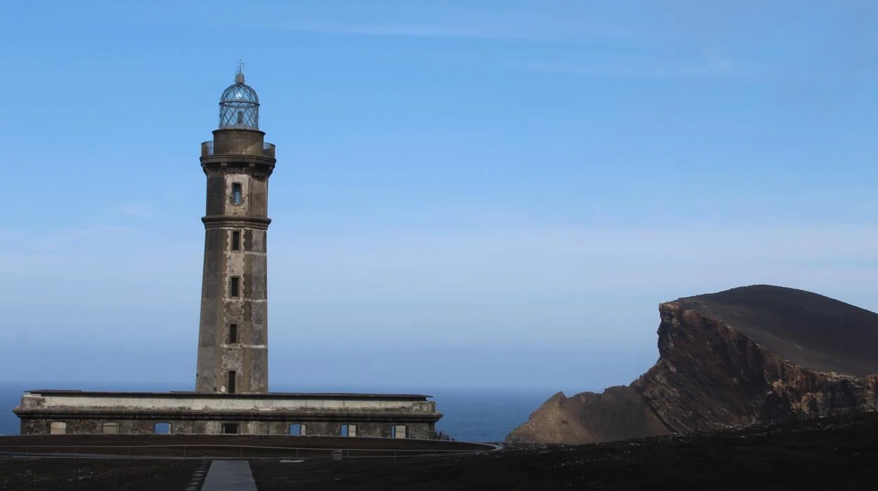 Faro de Punta de Capelinhos, en la isla de Faial (Azores)