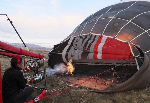 Preparación del globo en el Geoparque de Granada