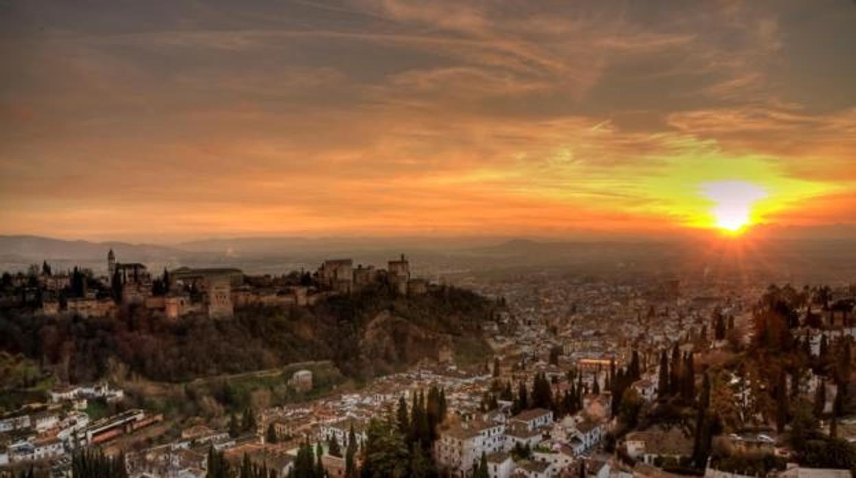 La Alhambra de Granada vista al atardecer