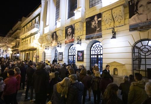 Público a las puertas del Gran Teatro de Huelva durante la muestra de cine