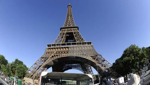 Fotografía de la Torre Eiffel desde el segundo piso de un bus de turistas