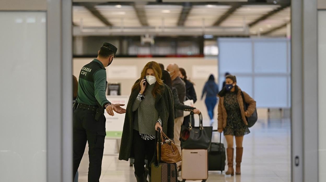 Unos pasajeros en el aeropuerto