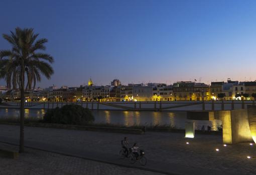 Paseo del Marqués de Contadero, con la calle Betis al fondo