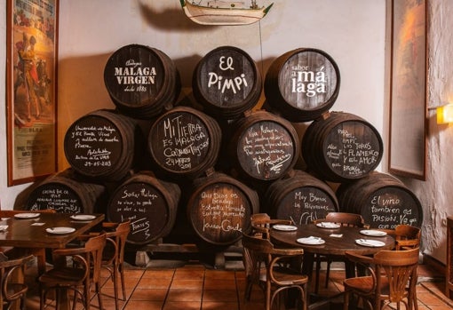 Interior de la famosa bodega El Pimpi