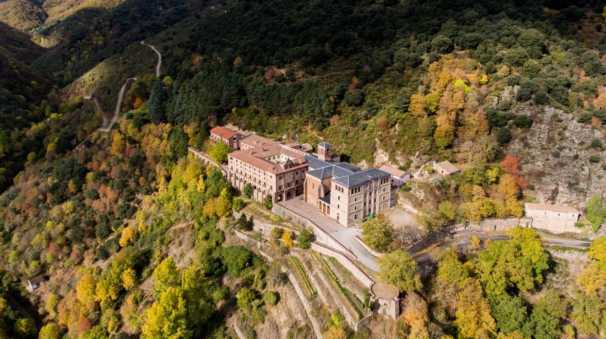 El Monasterio de Valvanera, en La Rioja, rodeado de un bosque de hayas