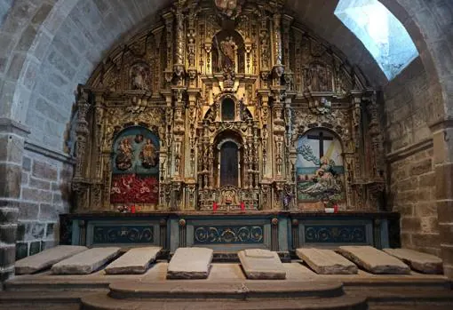 Una parte de las lápidas, al pie del retablo del altar mayor