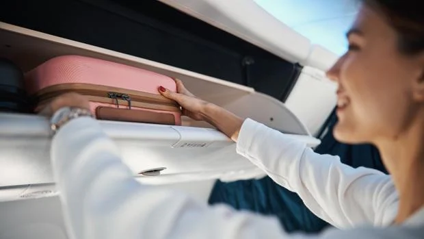 Apellido Mujer hermosa portátil Vueling cambia su política de equipaje y cobrará por subir una maleta de  mano a la cabina