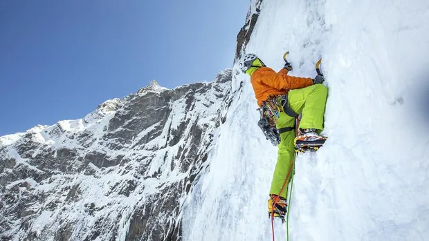 Algo nuevo y salvaje en el Pirineo: escalar una cascada de hielo a 2.788 m
