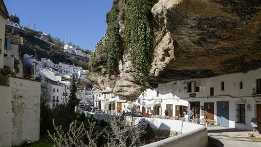 Casas bajos las rocas en este paisaje inconfundible de Setenil de las Bodegas