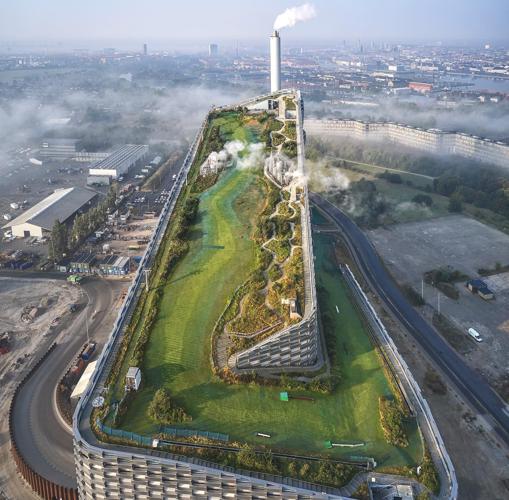 Vista aérea de la pista de esquí sobre la planta de reciclaje.