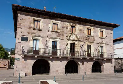 Imagen de la fachada del edificio del Ayuntamiento de Elizondo