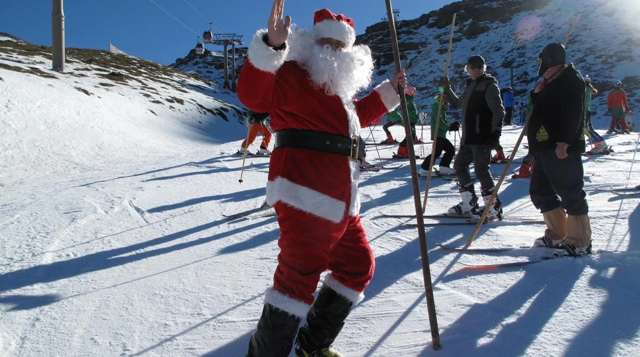 Nocheviaje y Reyes en la estaciones de esquí, en la imagen Papá Noel en Cetursa Sierra Nevada