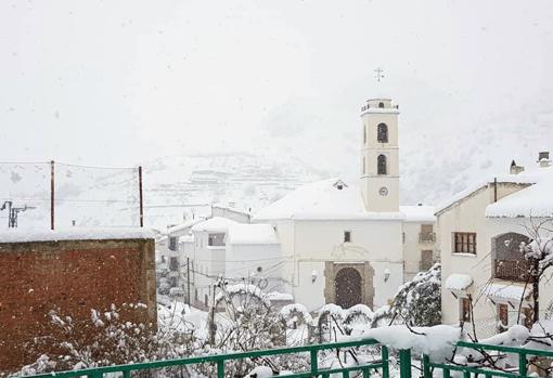 Iglesia de Bacares tras una intensa nevada.