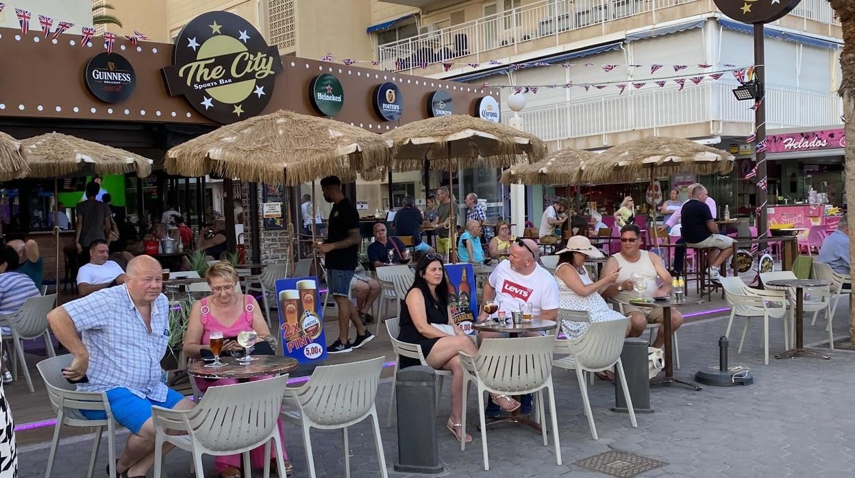 Británicos en la Playa de Levante, Benidorm