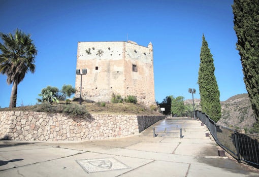 El Castillo de Ulloa, uno de sus principales enclaves históricos, constituye el punto más alto de Vélez de Benaudalla