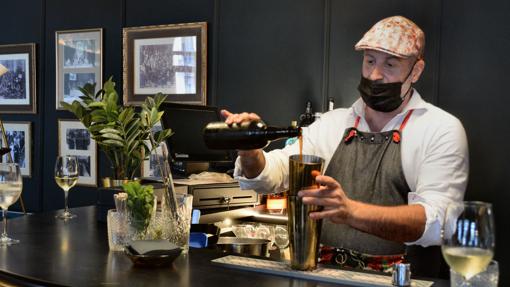 Manu Barrera elaborando un cóctel en bar Cromwell del hotel Puente Colgante