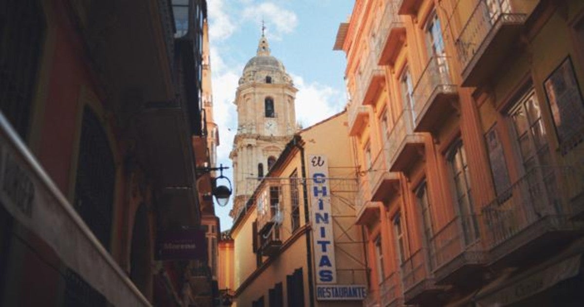 La torre norte de la Catedral de Málaga, vista desde el Pasaje Chinitas