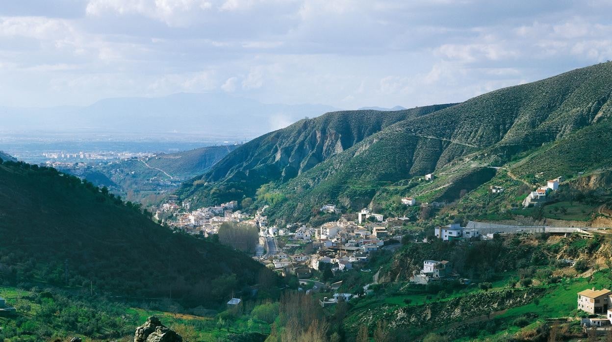 A más de mil metros de altitud, Güéjar Sierra está rodeada de montañas