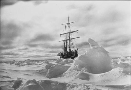 El Endurance, fotografiado por Frank Hurley, atrapado por el hielo del Mar de Weddell