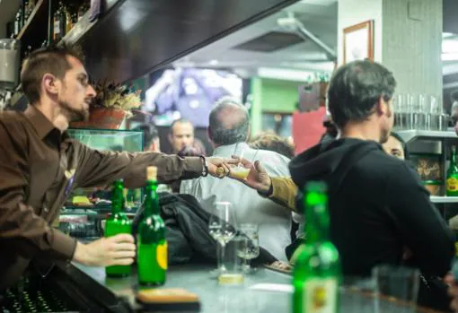 Un culín de sidra en un bar de Gijón