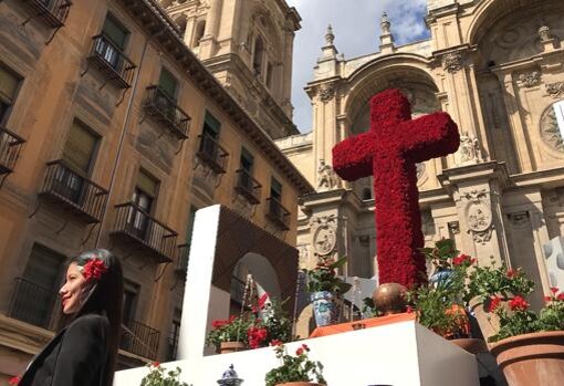 Cruz en la plaza de las Pasiegas, frente a la Catedral