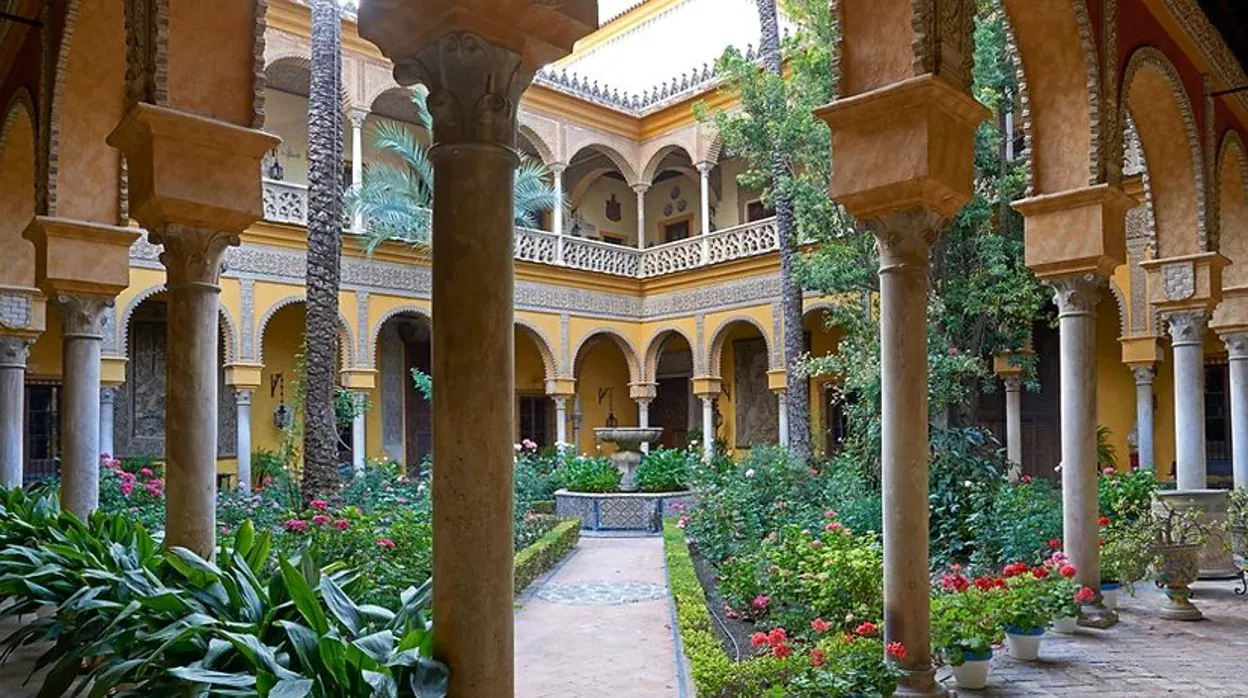 Uno de los patios del emblemático palacio de Las Dueñas en Sevilla