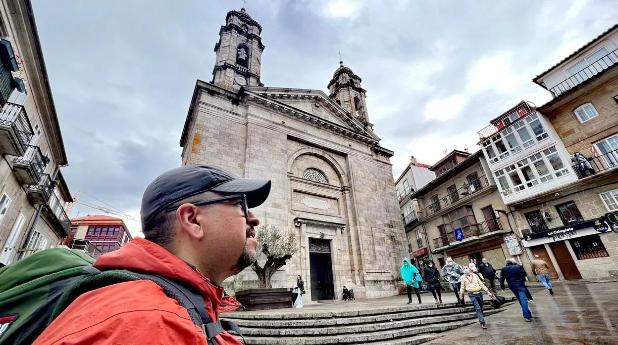 Leo Guijarro, peregrino, venezolano, responsable del 'Camino para latinos' en Instagram, frente al legendario olivo en la Concatedral de Santa María de Vigo