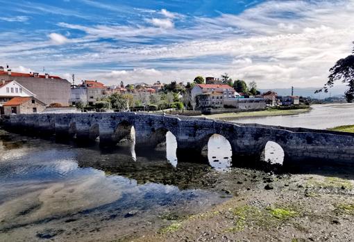 Puente medieval de Ramallosa, paso del río Miñor