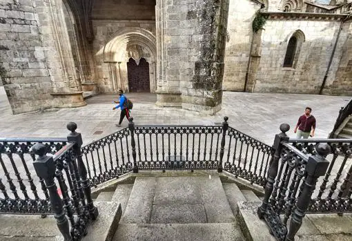 Escalera para bajar a la catedral de Lugo. Bajo el subsuelo de la catedral se encuentran las ruinas más antiguas de la Lucus romana