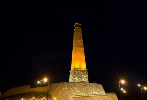 Esta chimenea nos traslada directamente al pasado industrial de Garrucha