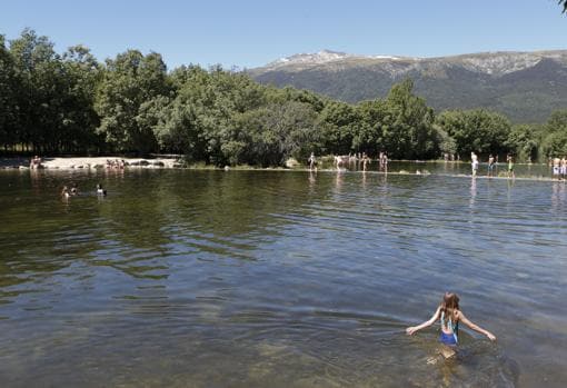 La piscina natural Las Presillas, situada en la Comunidad de Madrid