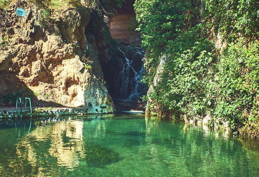 Piscina natural Charco de las Canales, situada en el pueblo de Letur, en Albacete