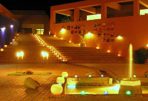 Patio interior iluminado de noche del Hotel de Naturaleza de Rodalquilar.