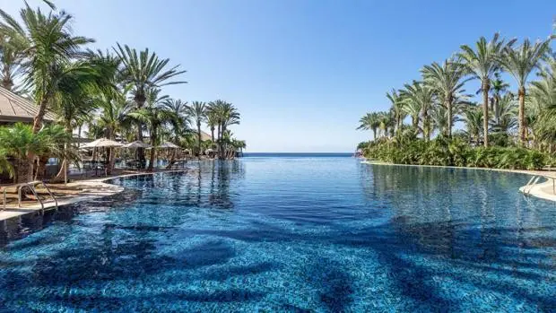 Siete hoteles con piscina infinita para refrescarse este verano