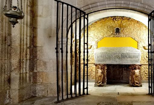 La tumba del Conde Santo, del Conde Osorio, primo de San Rosendo, cuya biografía es historia y leyenda, además del origen del Monasterio de San Salvador de Lourenzá