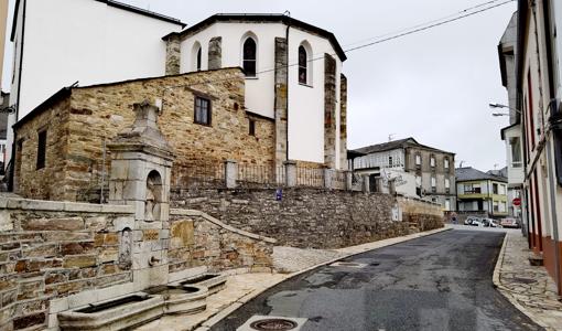 Fonsagrada -cuyo nombre procede de la 'Fuente' junto a la Iglesia, que afirman tiene propiedades curativas-, comienzo del Camino Primitivo en tierras gallegas.