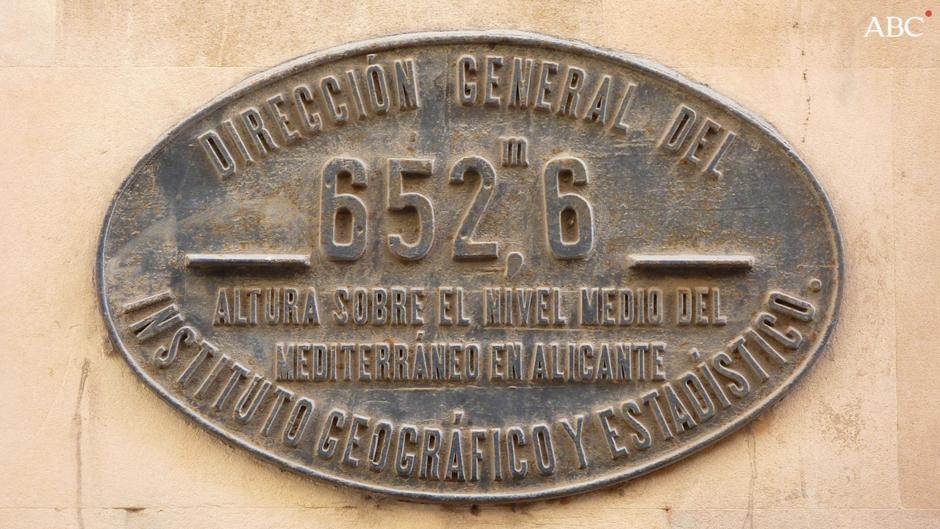 ¿Por qué hay una placa con la altitud sobre el nivel del mar en todas las estaciones de tren españolas?