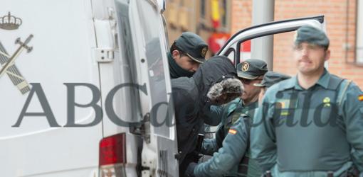 Amador se baja del furgón de la Guardia Civil en el que ha llegado a los juzgados