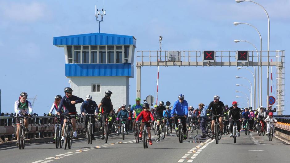 Bicifestación en el Puente Carranza para reclamar una vía ciclista