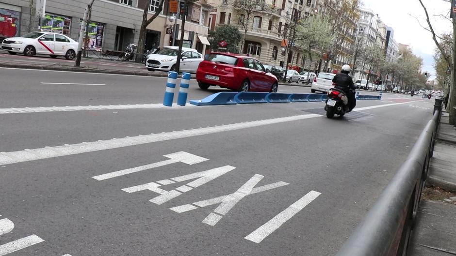 El Ayuntamiento de Madrid coloca aletas para delimitar y proteger el carril bici