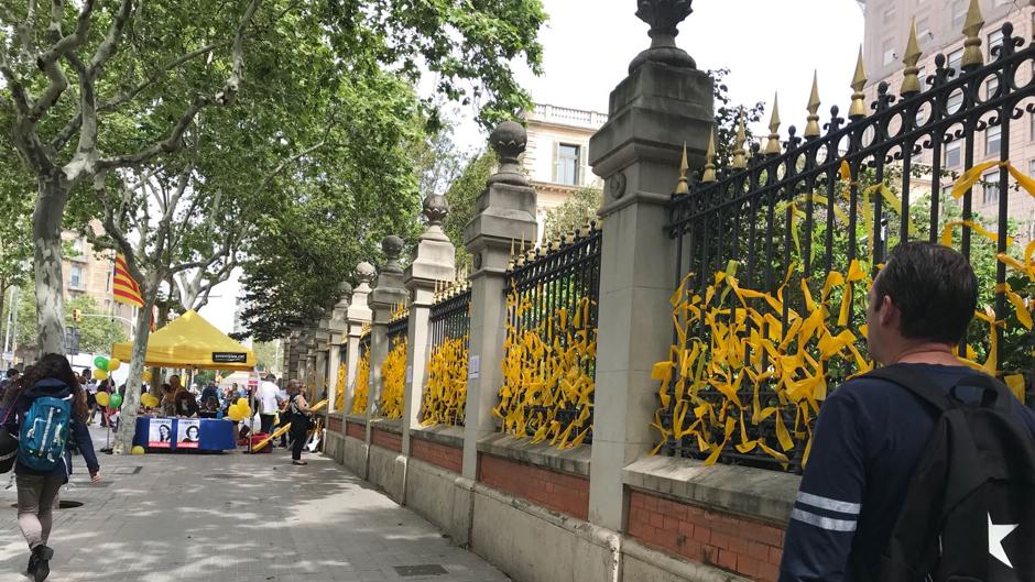 Insultan a un joven por quitar lazos amarillos en Sant Jordi: «fascista», «vete a tu país»