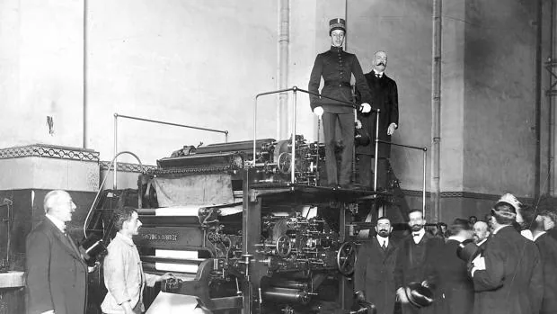 Alfonso XIII, en las rotativas de ABC, en 1908